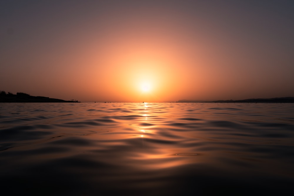 Una puesta de sol sobre un cuerpo de agua