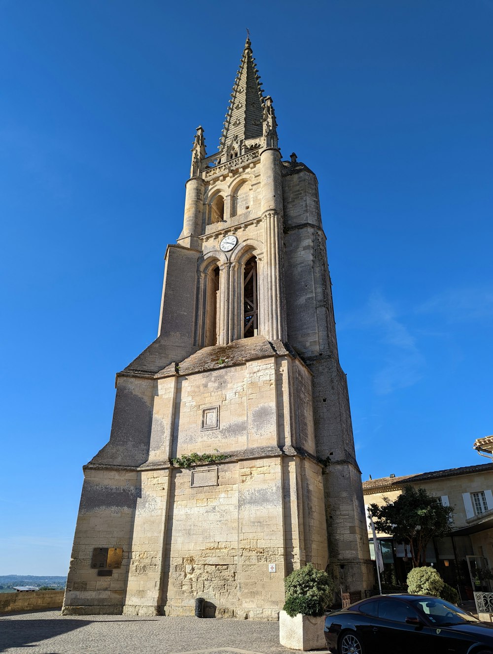 Un bâtiment en pierre avec une tour de l’horloge