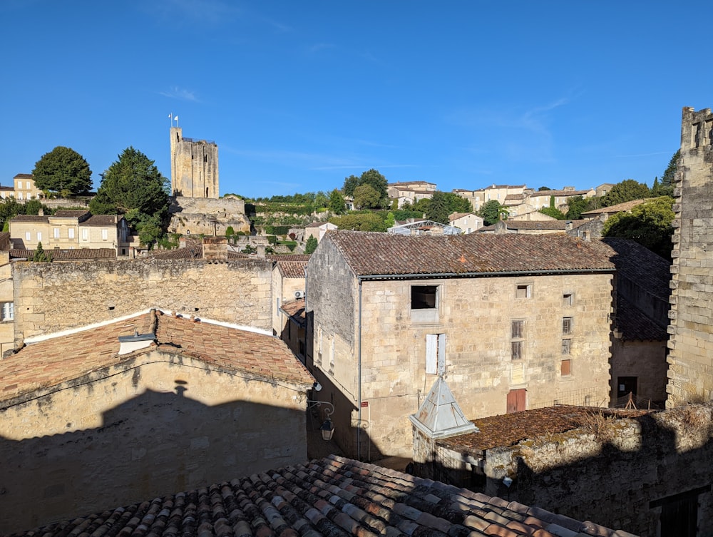 un gruppo di edifici con alberi sullo sfondo