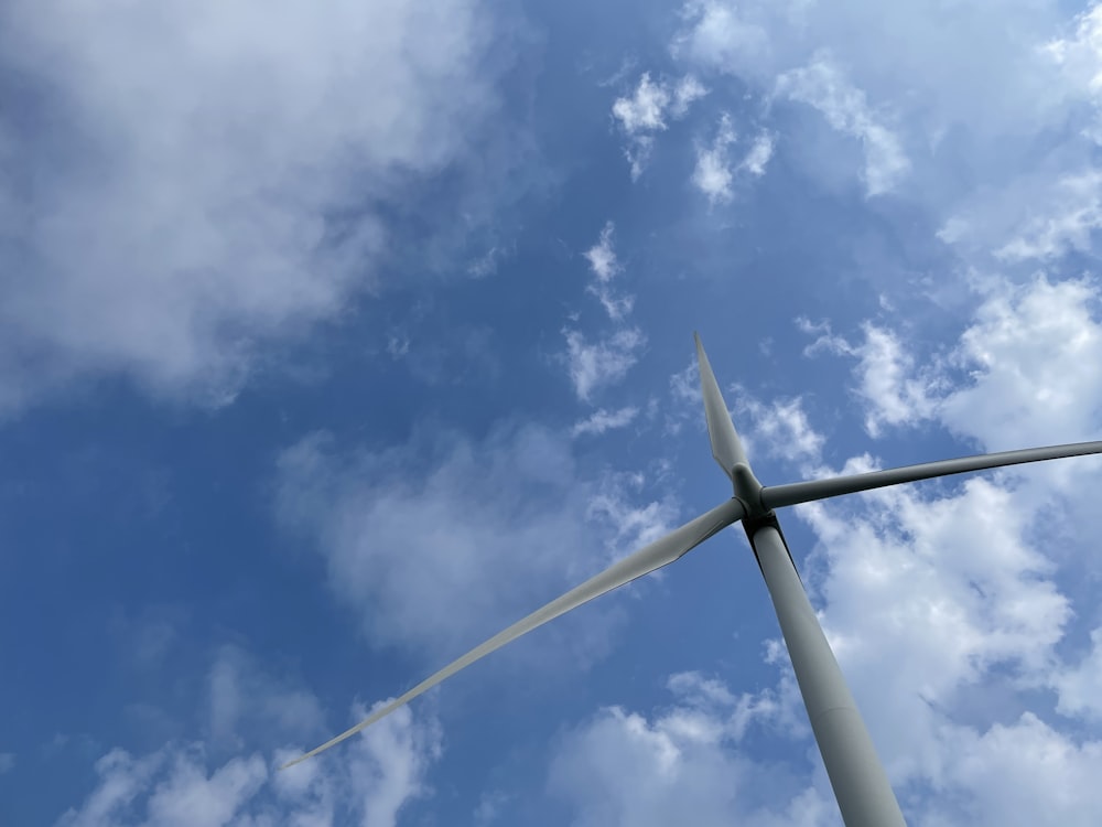 Una turbina eolica sotto un cielo blu