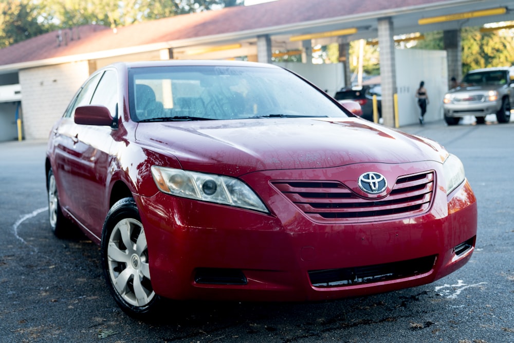 um carro vermelho estacionado em um estacionamento