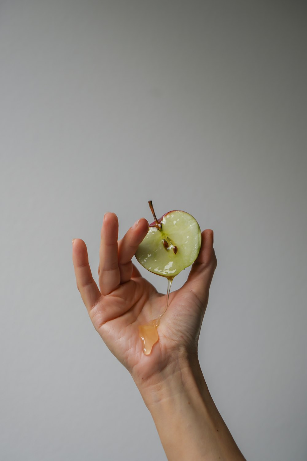 a hand holding a fruit