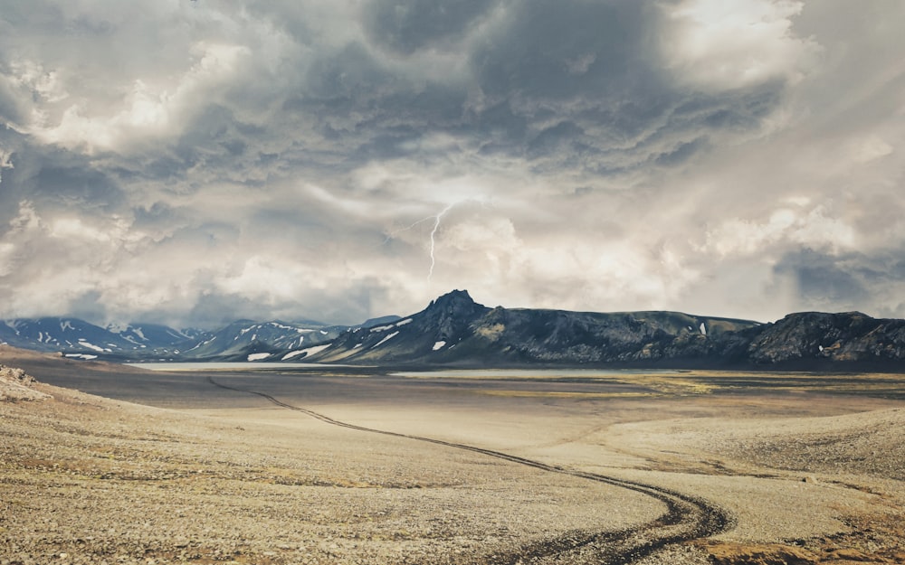 Un paisaje con montañas en la parte posterior