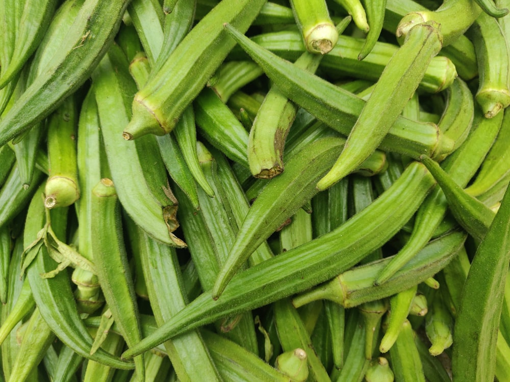 a close up of green beans