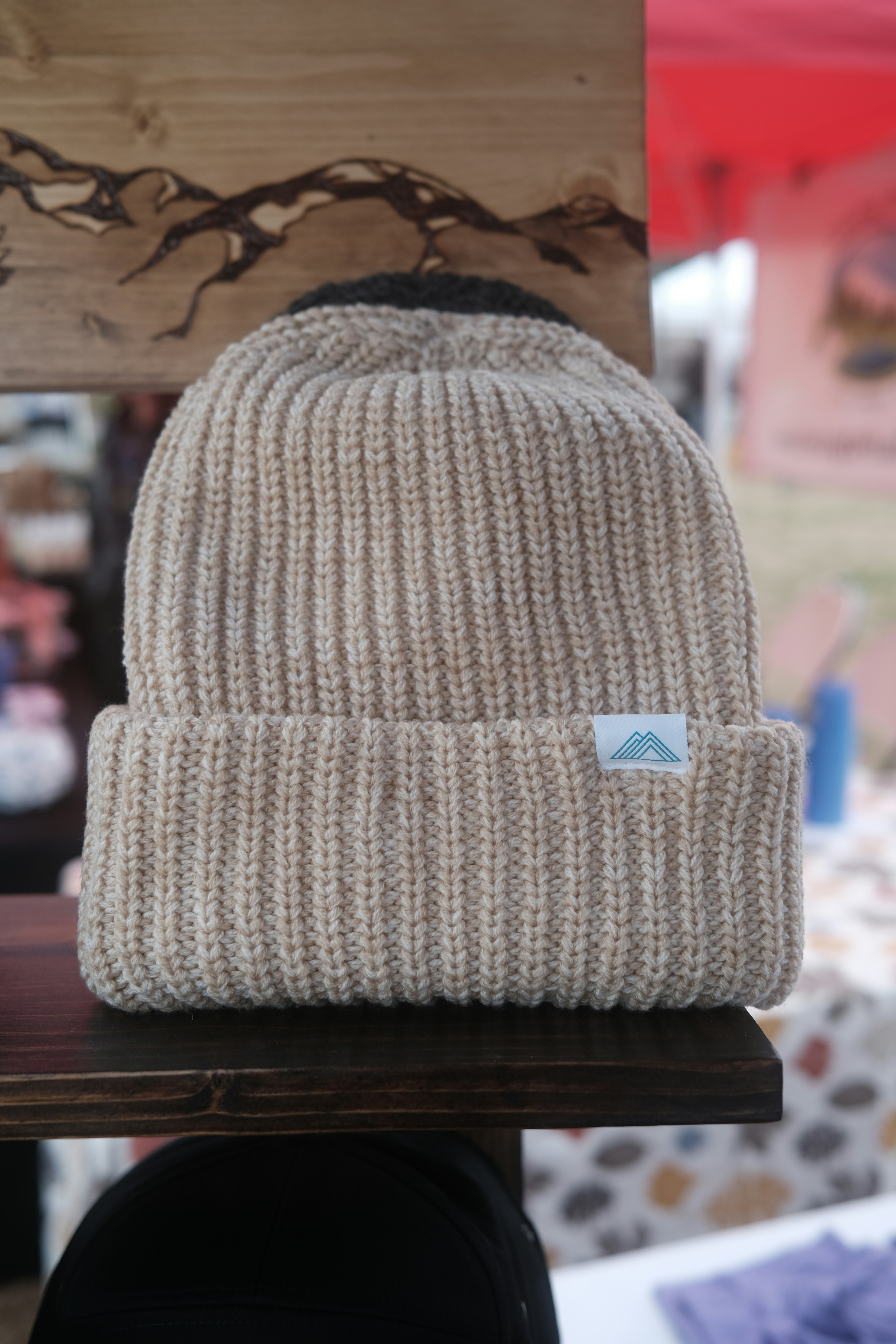 eine Strickmütze auf einem Tisch