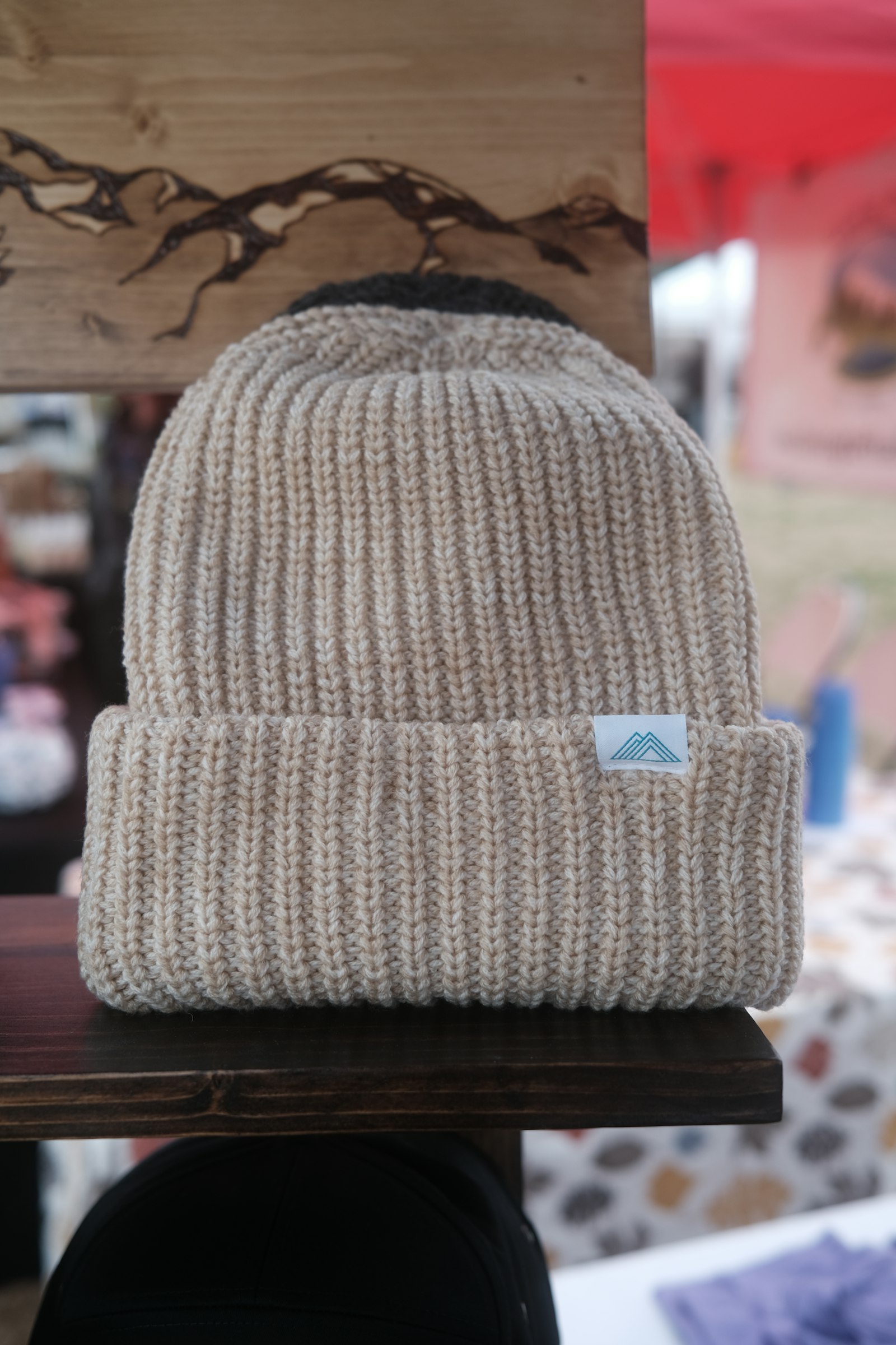 Un bonnet côtelé gris, vu de près