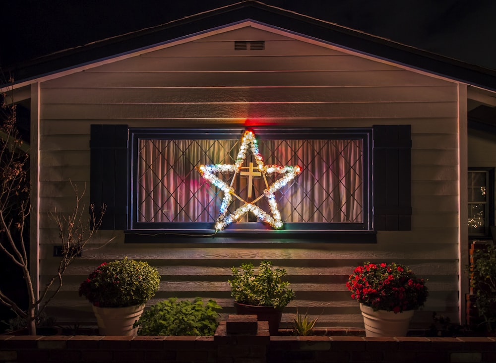 Un árbol de Navidad iluminado frente a una casa