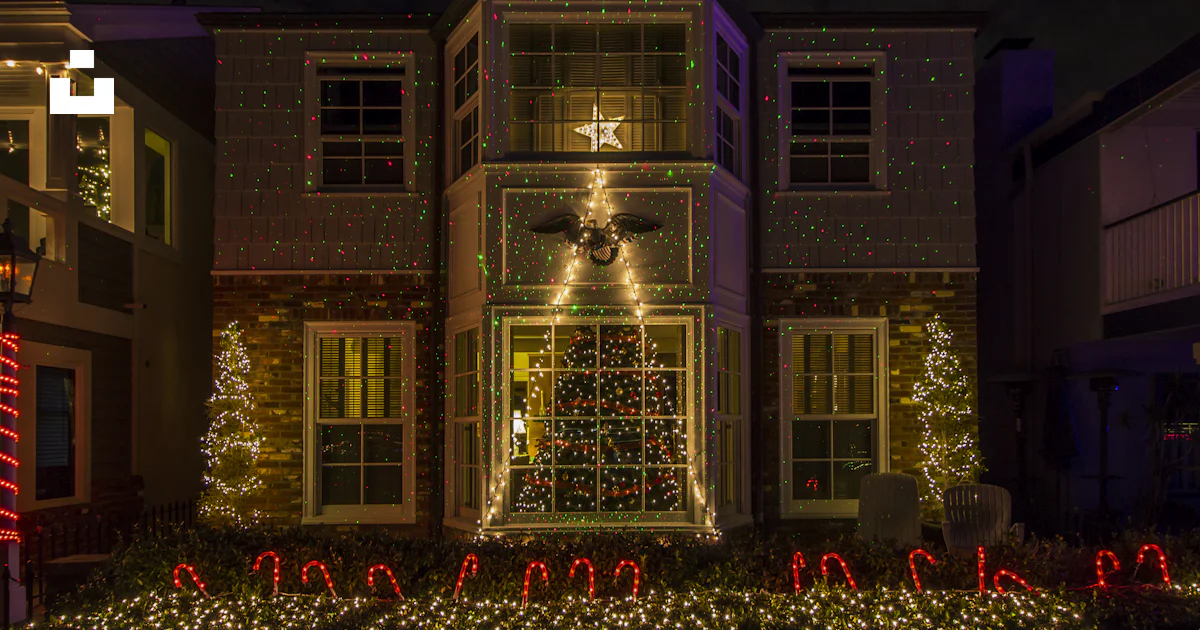 A house with christmas lights photo – Free Balboa island Image on Unsplash