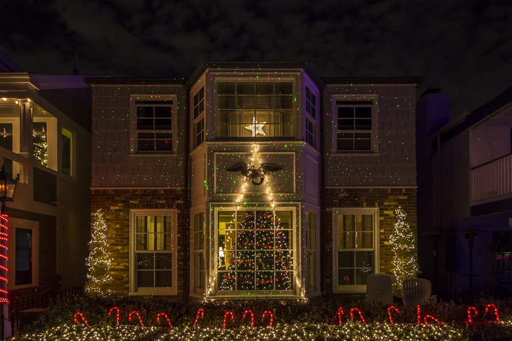 Una casa con le luci di Natale