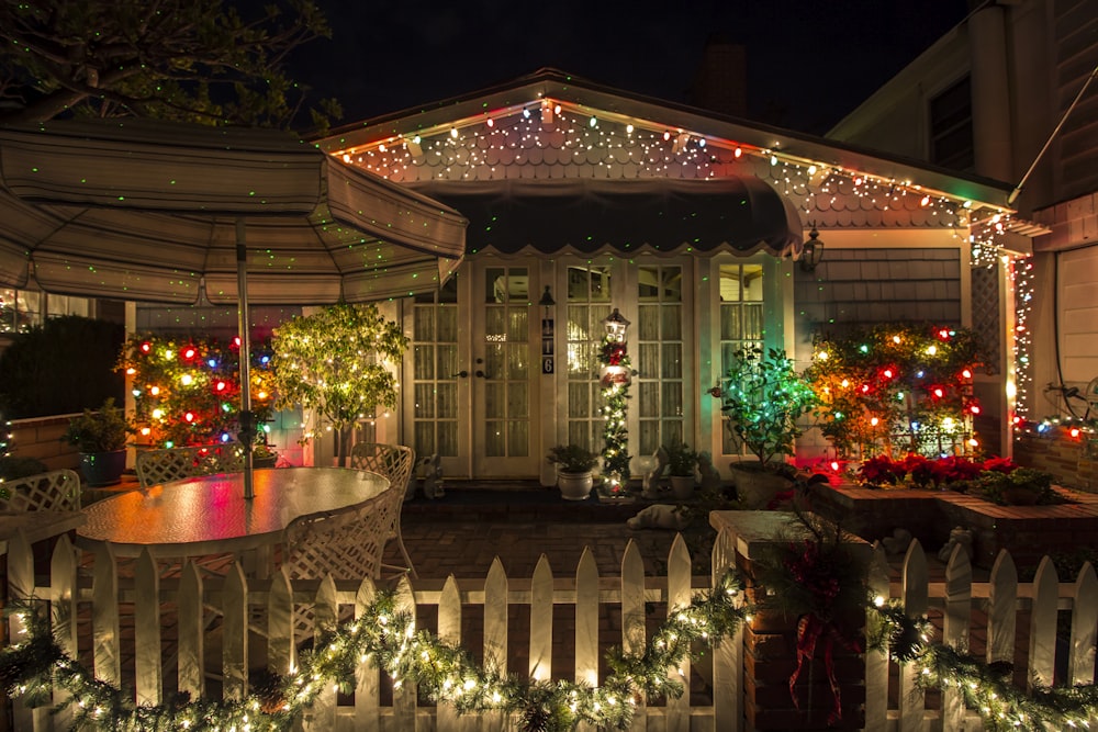 Una casa con luces navideñas