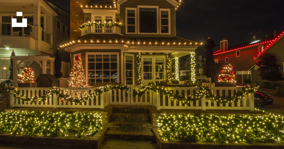 Una casa con luces navideñas foto – Imagen de Isla Balboa gratuita en ...
