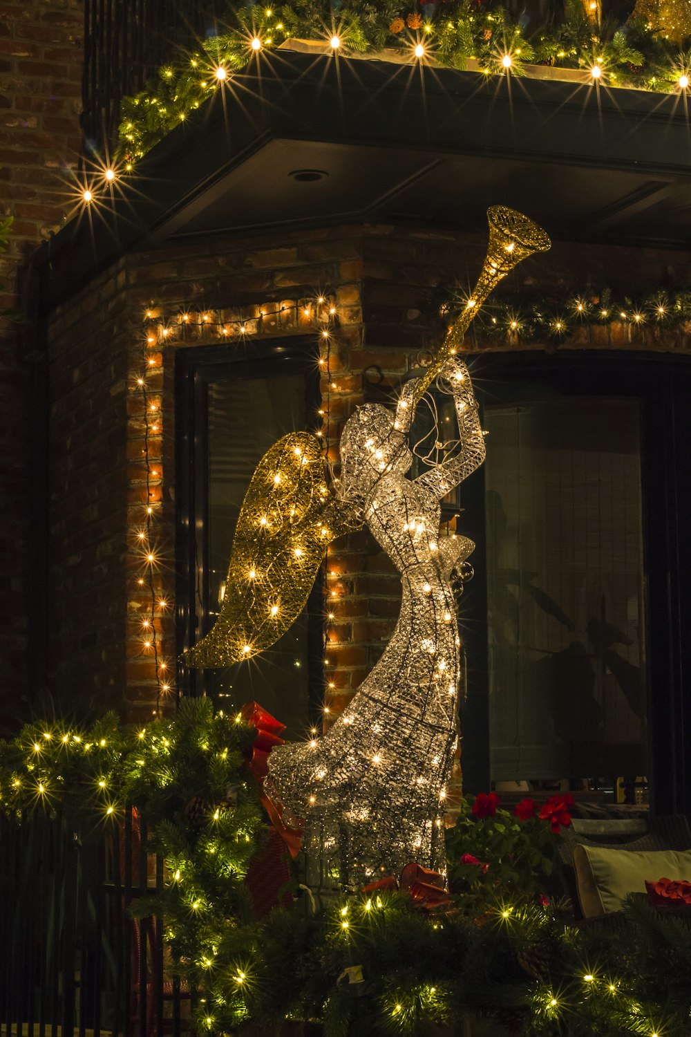 Un árbol de Navidad con luces