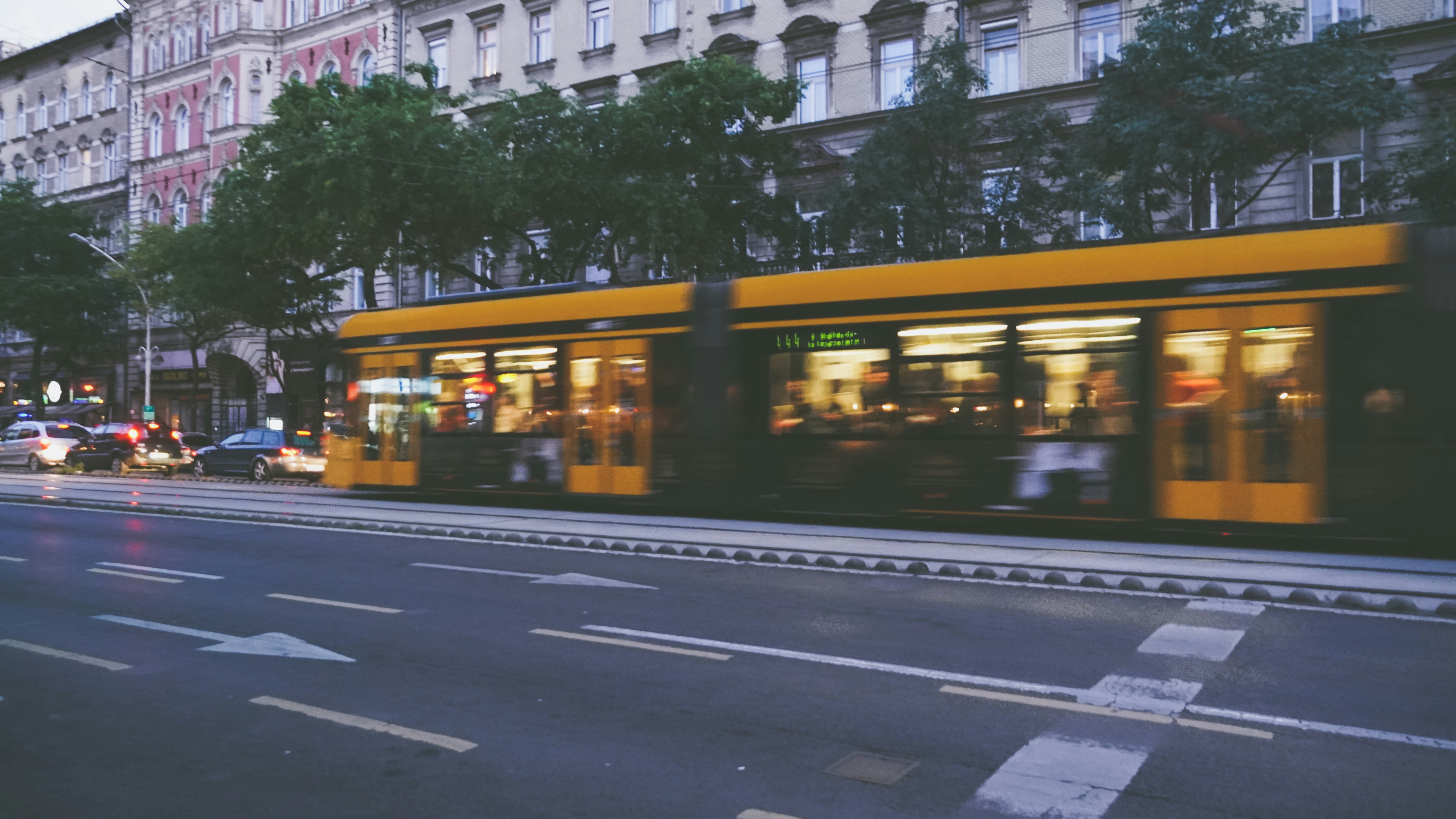 Foto zum Thema Ein gelber Bus auf der Straße – Kostenloses Bild zu Wien ...