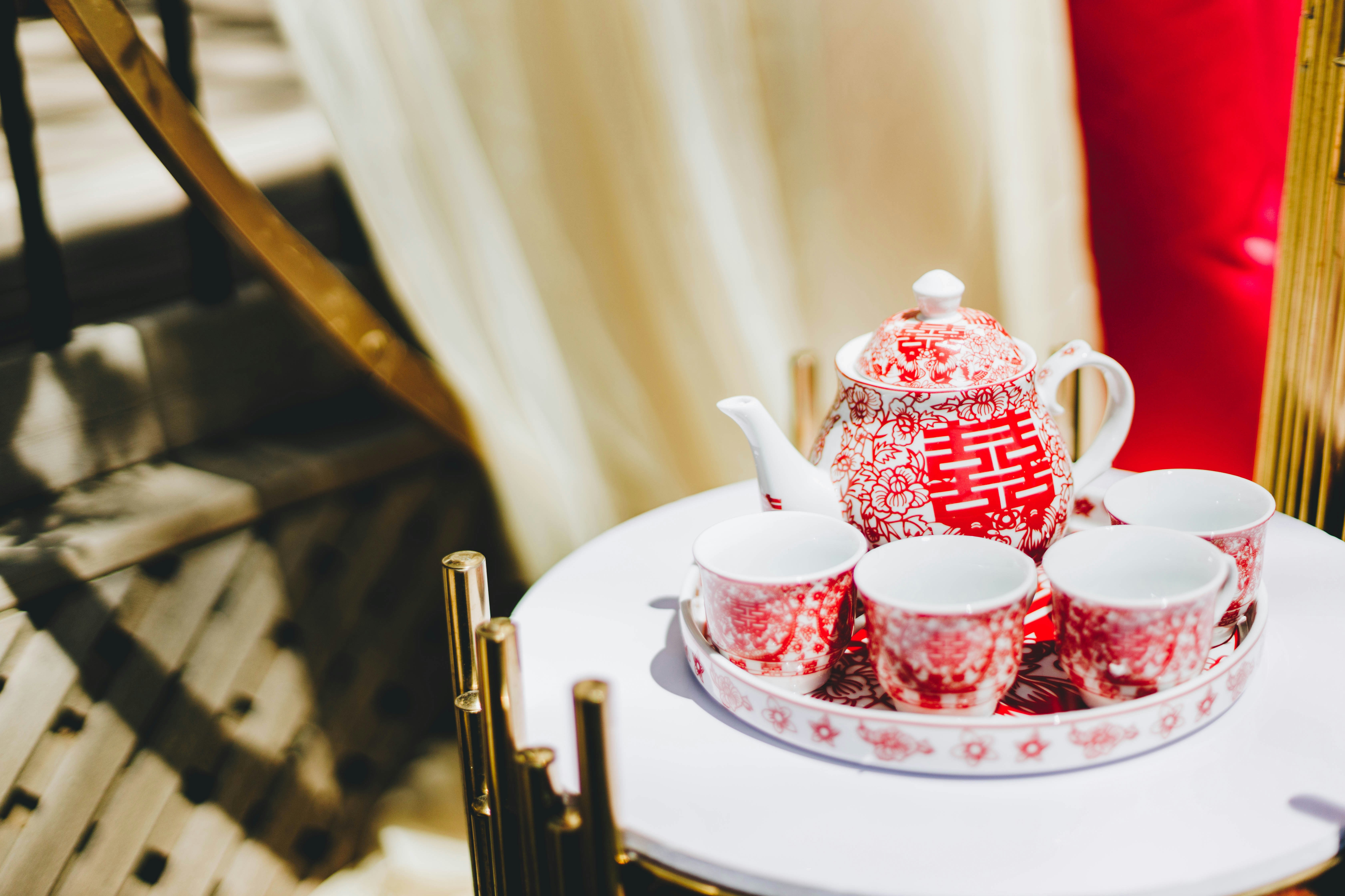 テーブルの上のティーポットとカップ