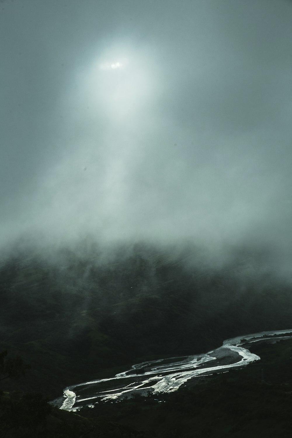 Une montagne enneigée avec une lumière vive