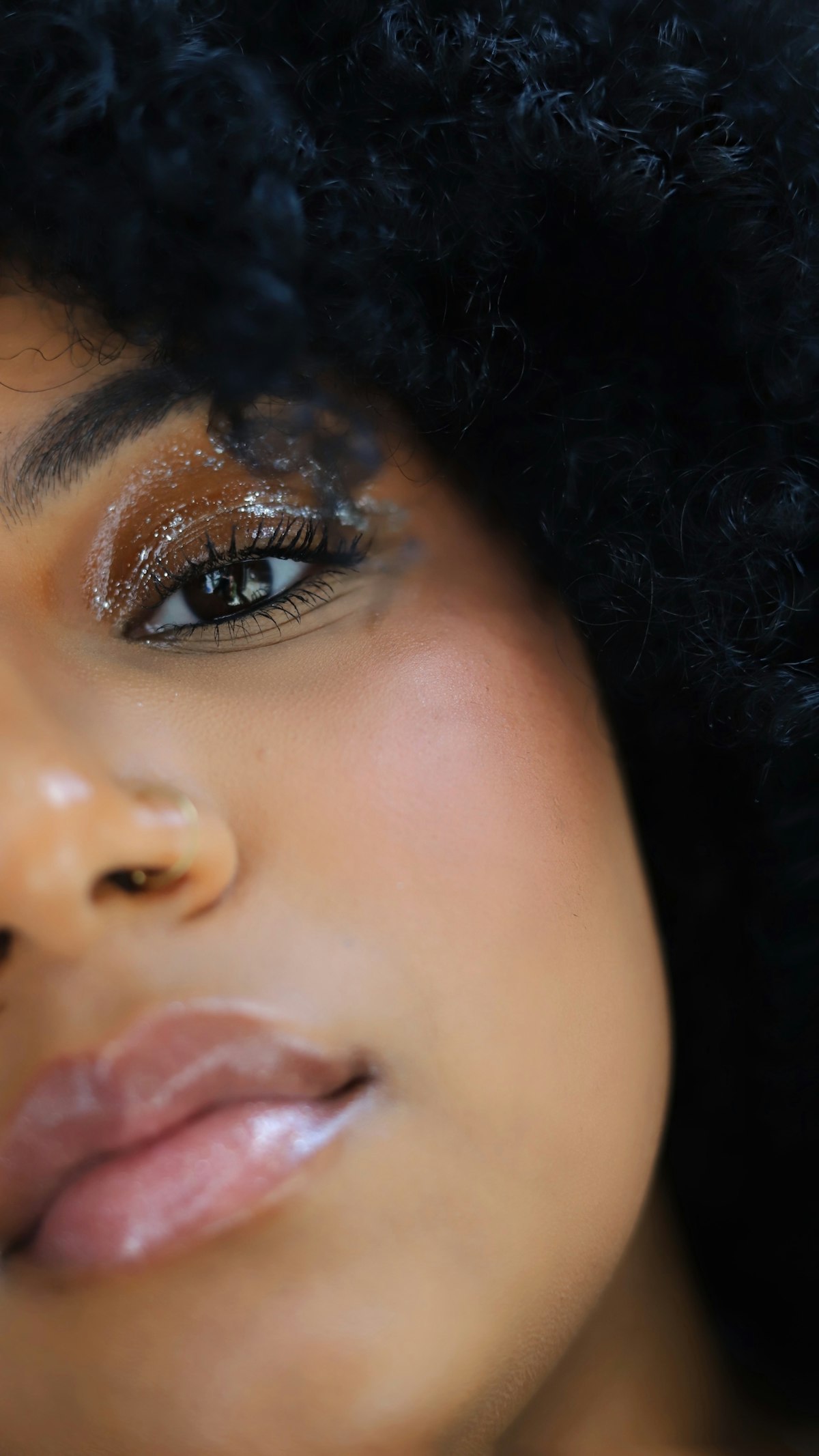 Nahaufnahme eines entspannten Gesichts – Symbol für frischere Haut nach dem Rauchstopp