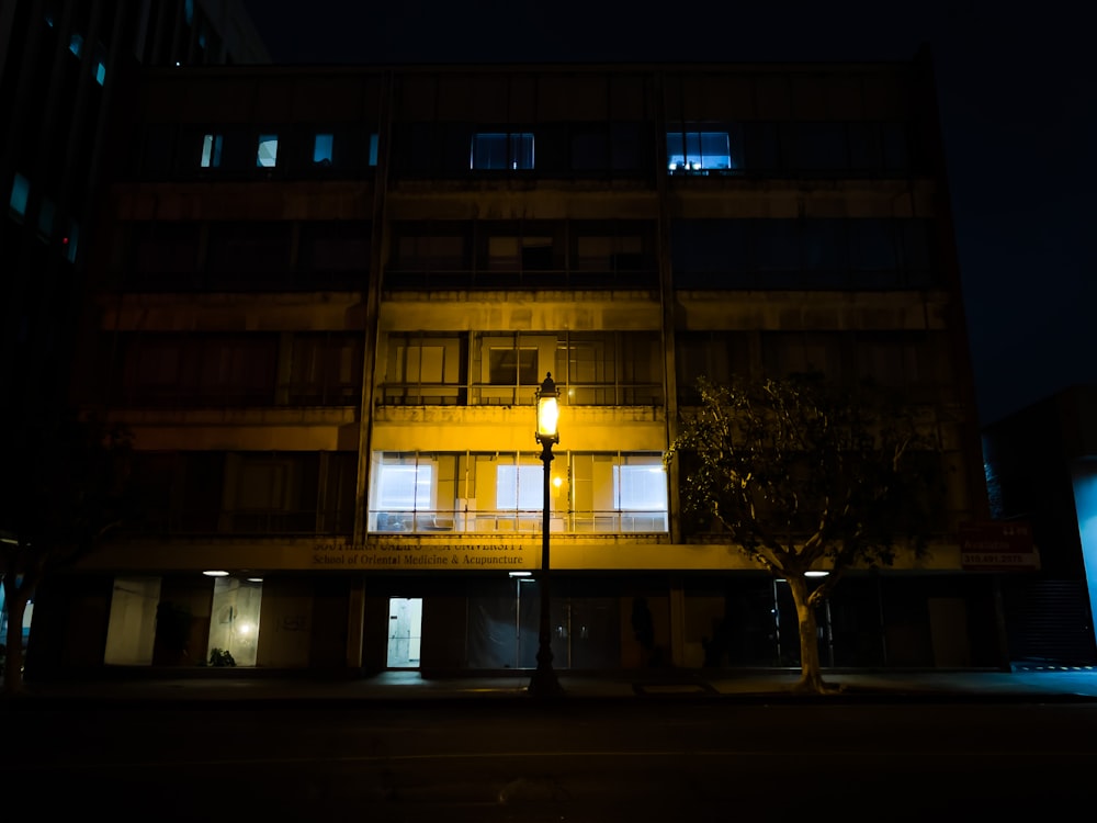 Un edificio con luces encendidas por la noche
