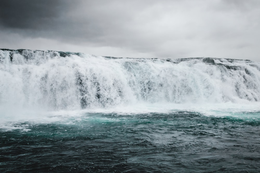 a large wave in the ocean