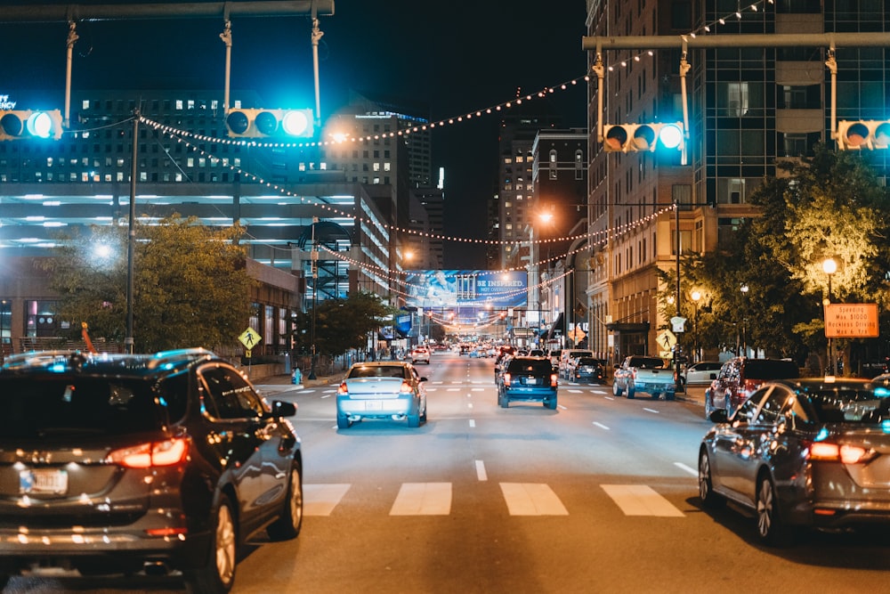 Eine belebte Straße mit Autos