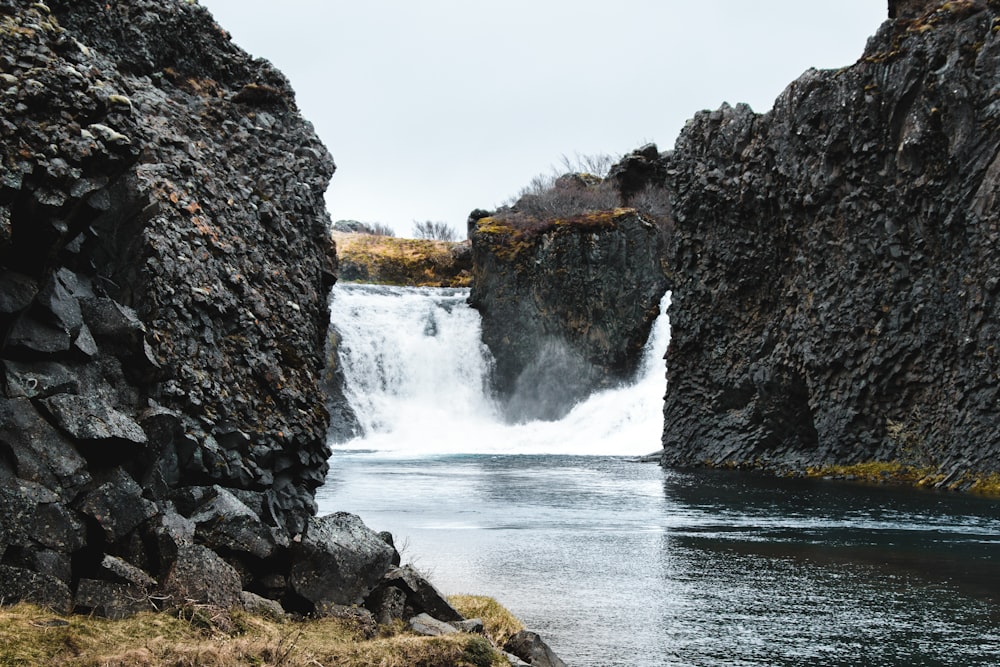 Une cascade sur des rochers