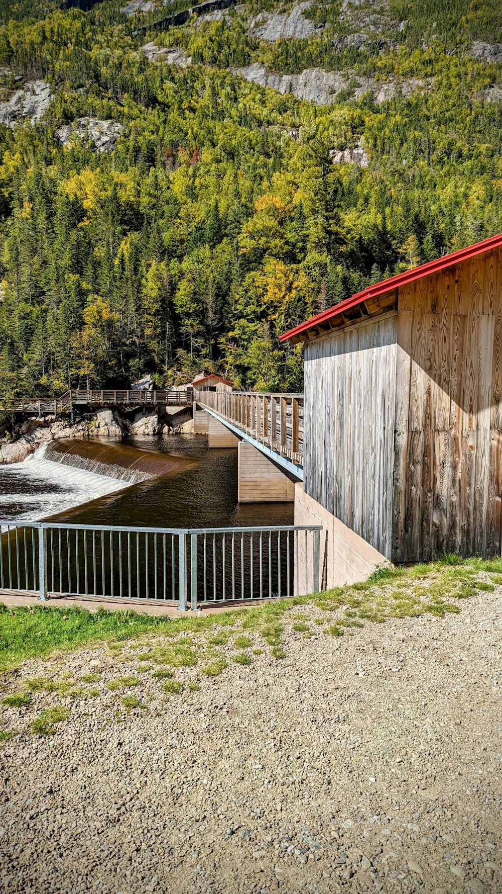 Un puente sobre un río