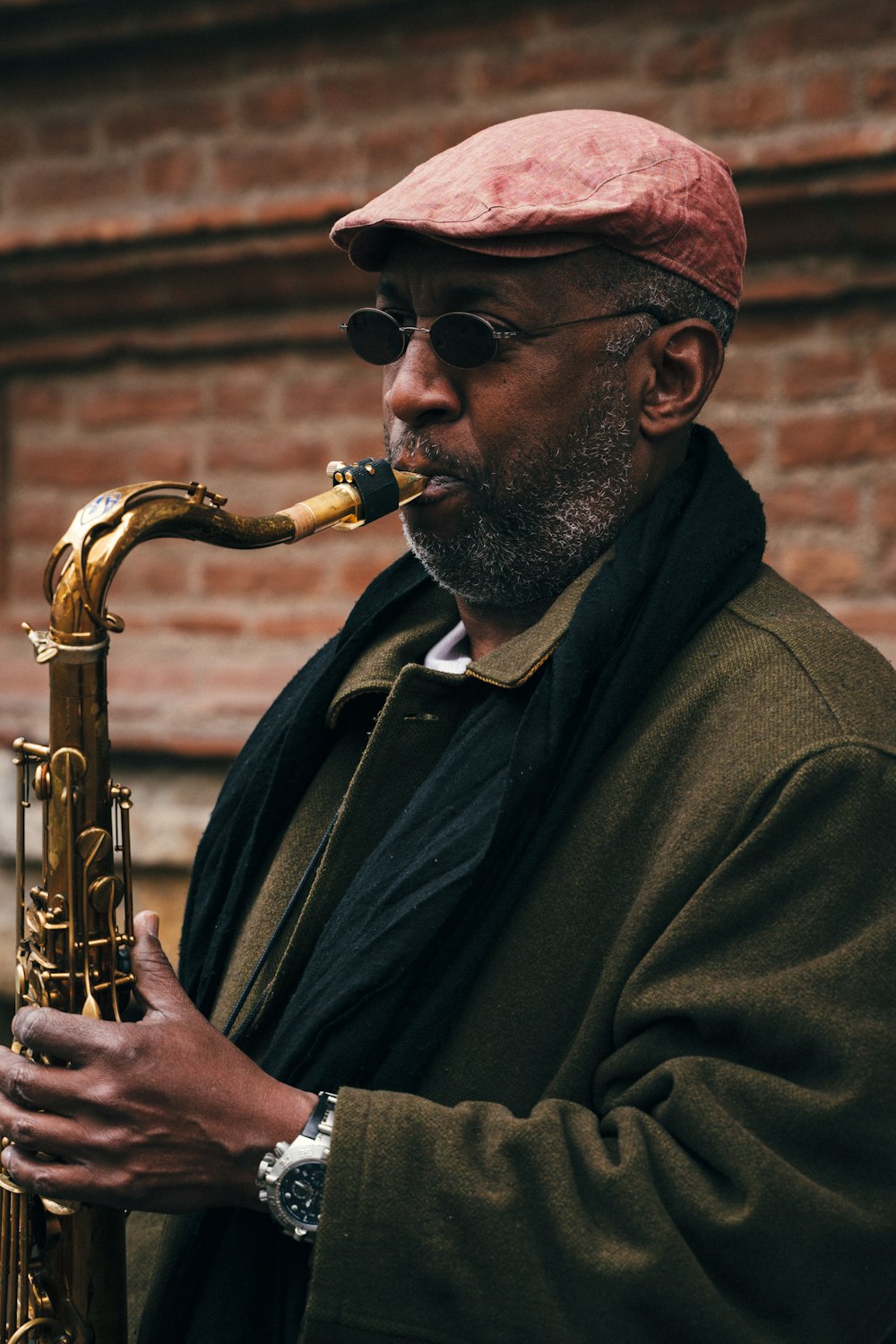 Un hombre tocando un saxofón