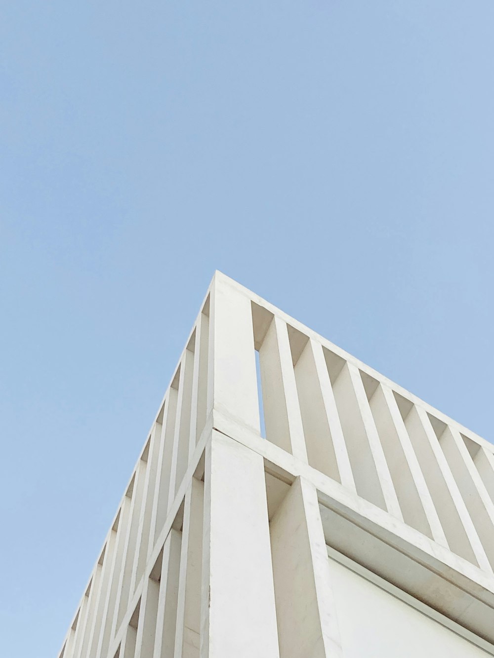 Un edificio blanco con un cielo azul