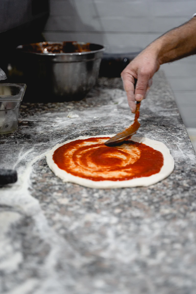 Pizza tagliata a spicchi