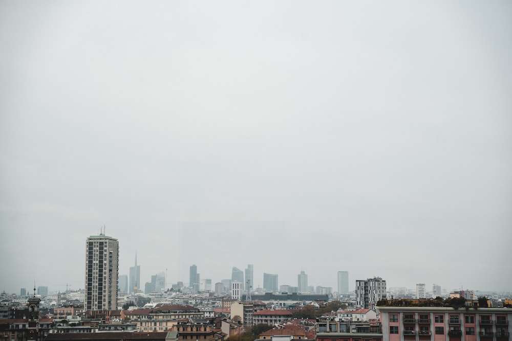 Uno skyline della città con edifici