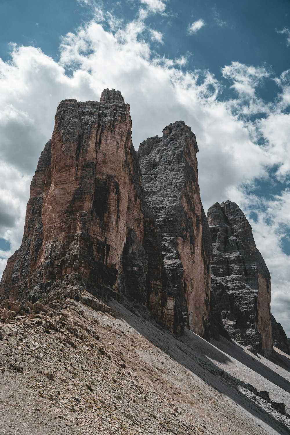 Una montaña rocosa con nubes