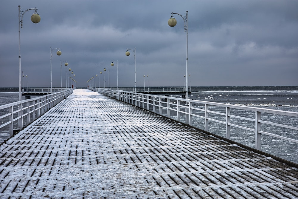 Eine Brücke mit Lichtern darauf