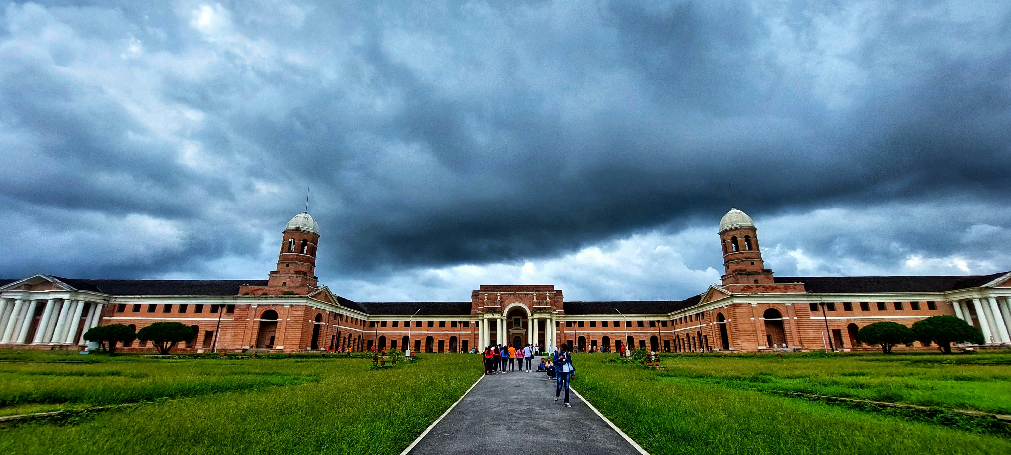 A large building with a courtyard photo – Free Forest research ...