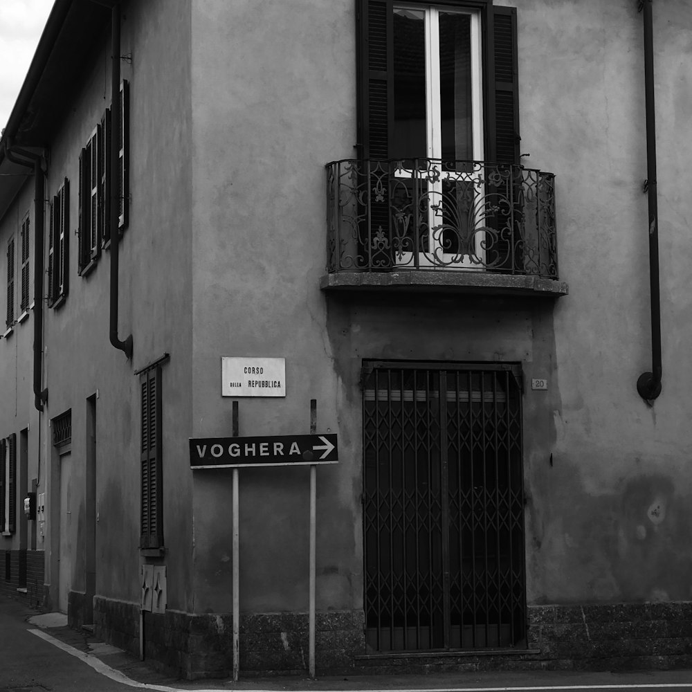 a street sign on the side of a building