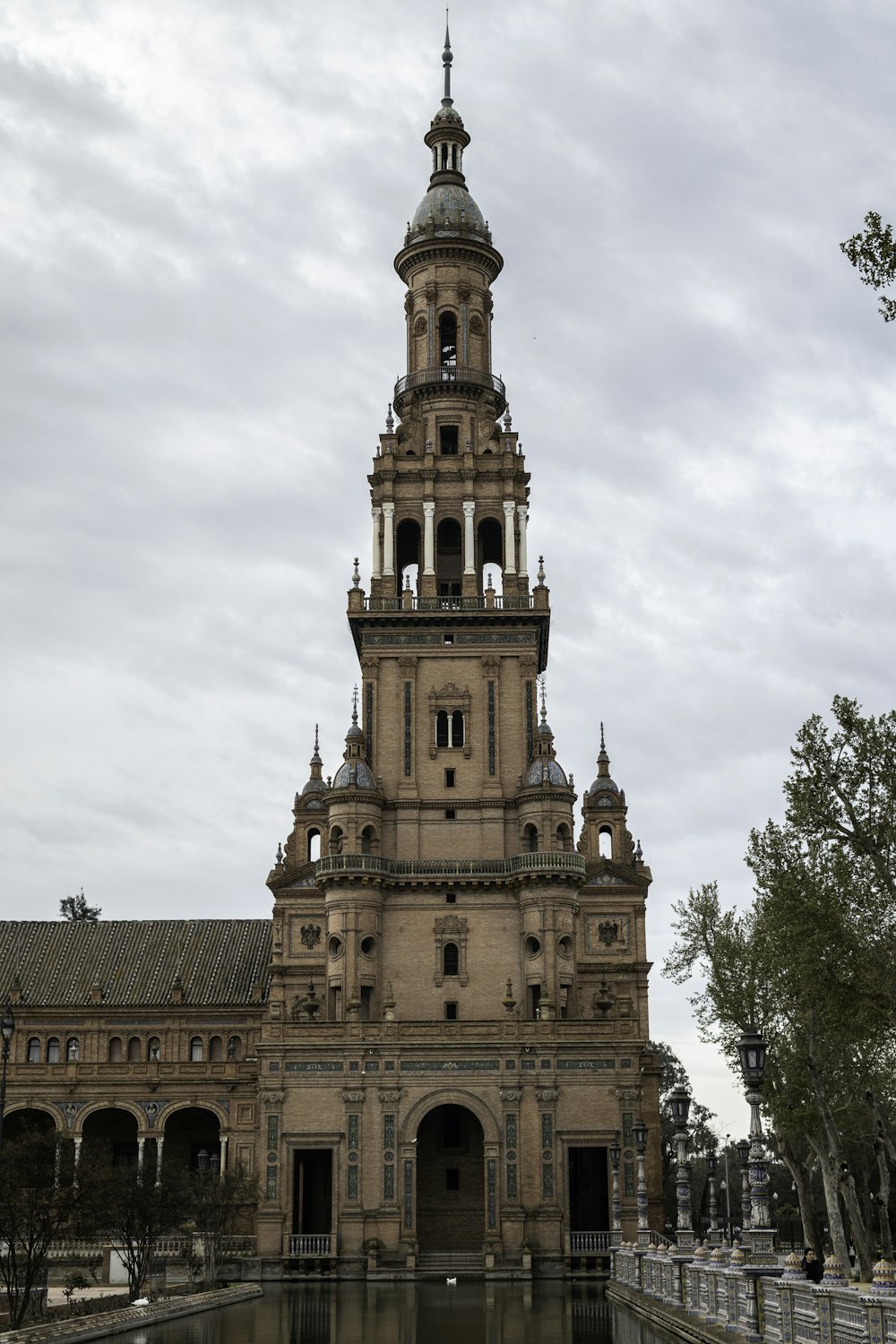 un grande edificio con la chiesa di San Pietro, Riga