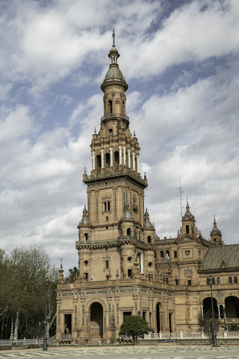 Un gran edificio de piedra con una torre