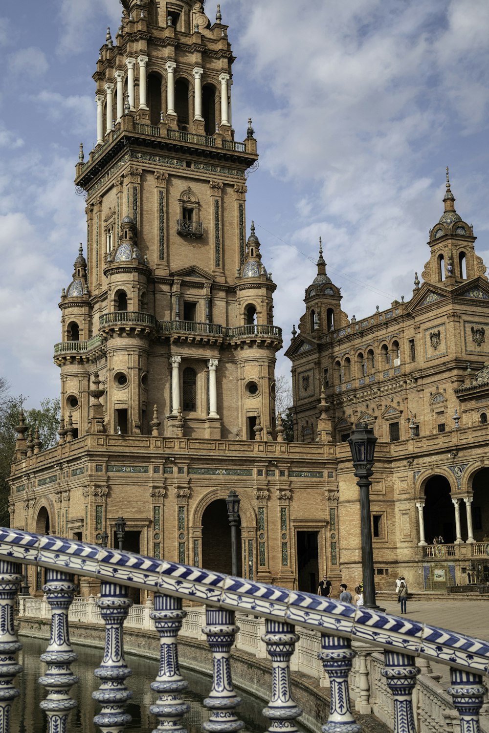 Un gran edificio ornamentado con torres