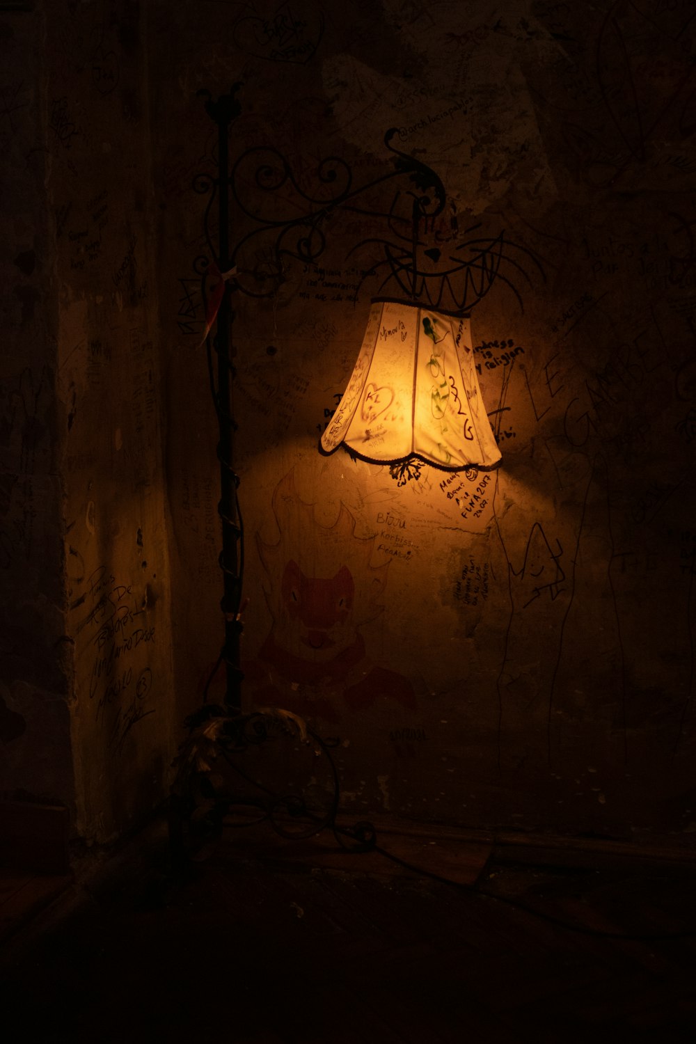 una lámpara en una pared