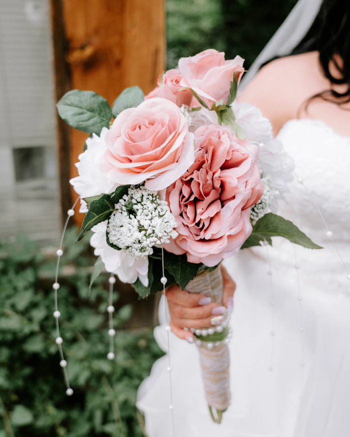 Novia sosteniendo un ramo de flores