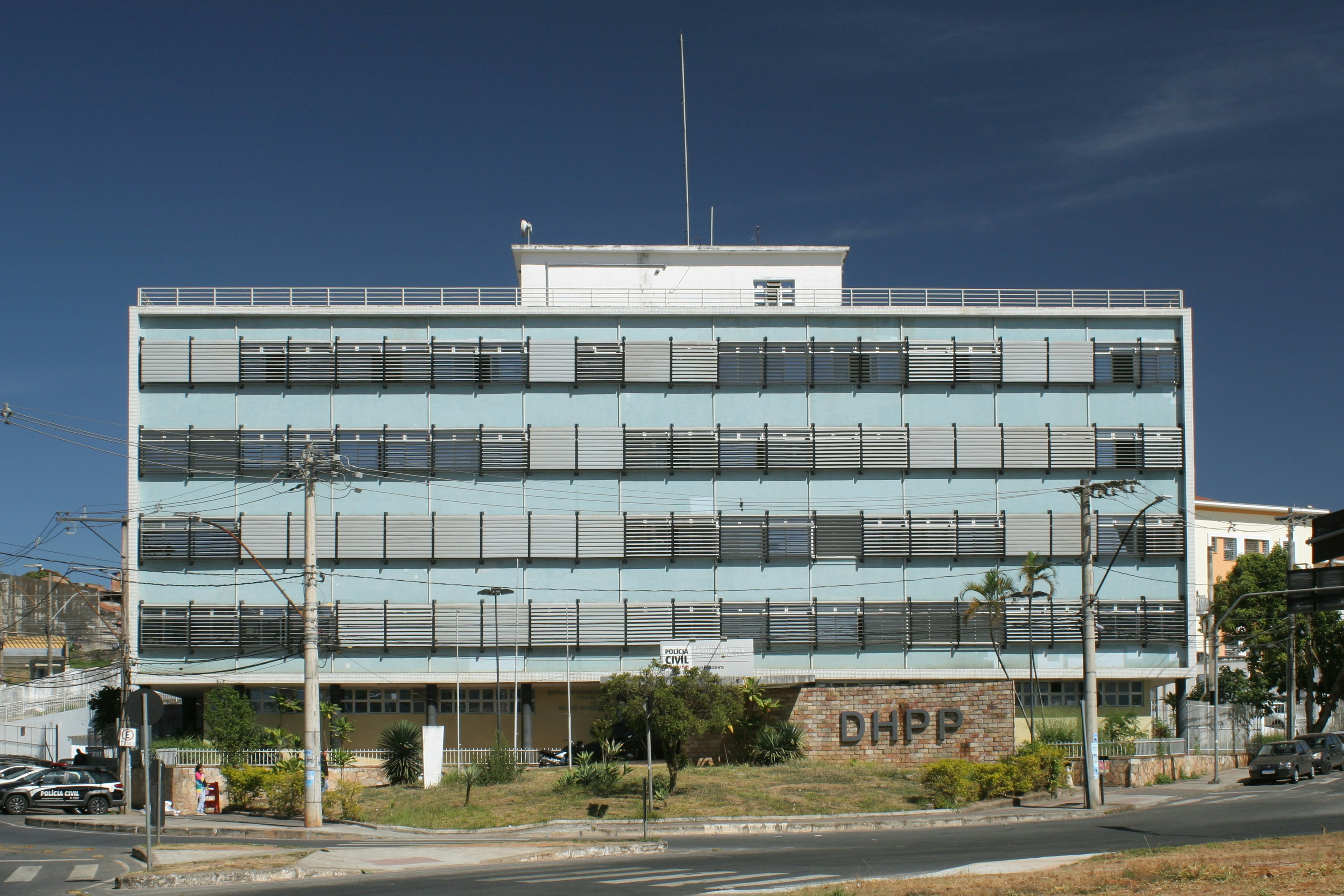 a large building with many windows
