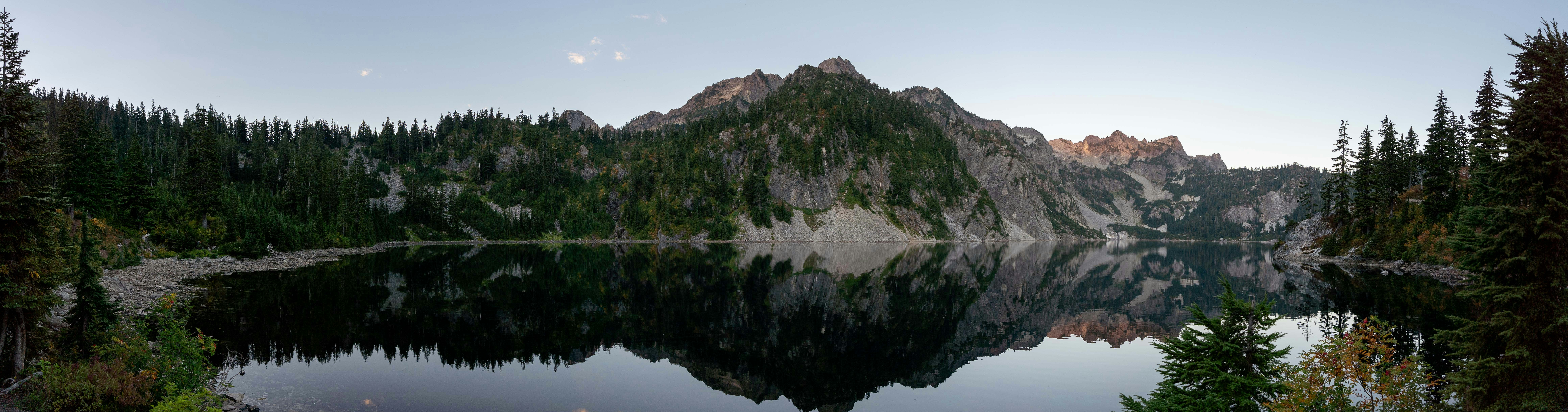 un lac entouré d’arbres et de montagnes
