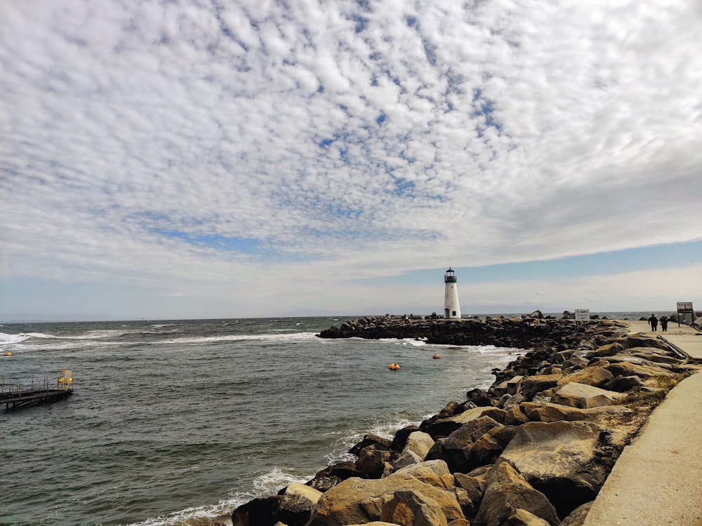 um farol em uma costa rochosa