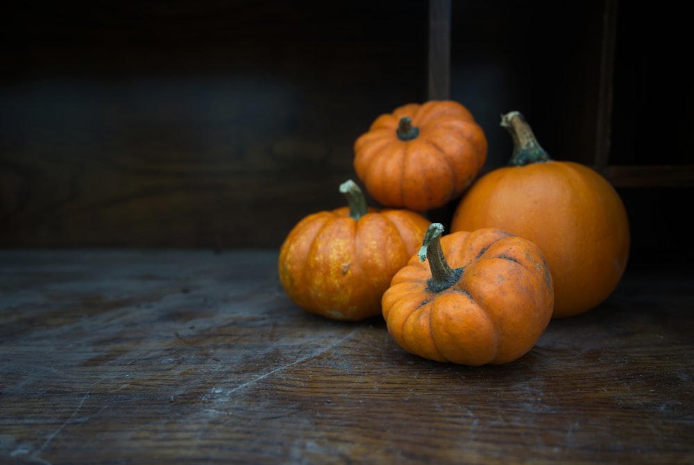 Un grupo de calabazas sobre una mesa