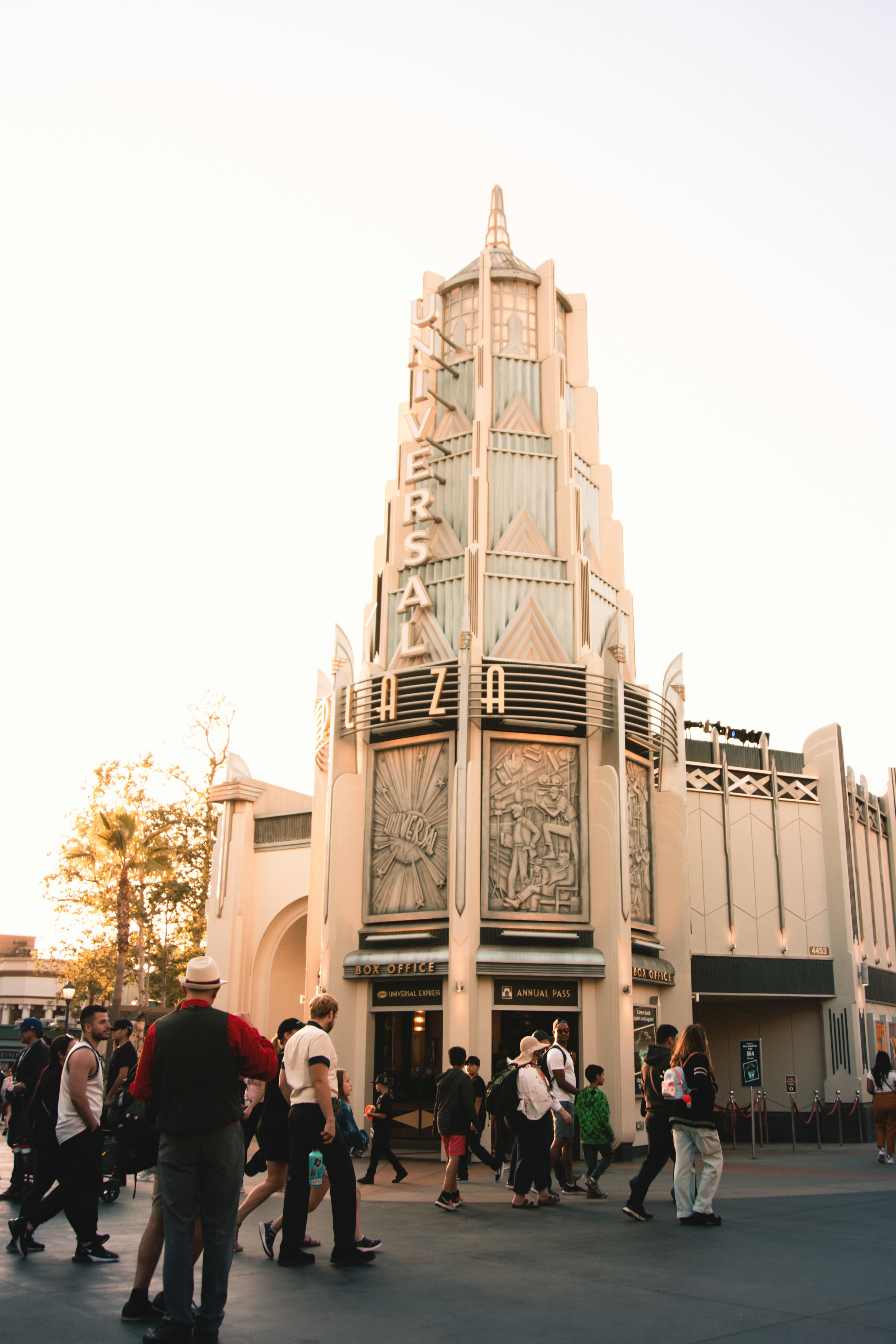 Ein hohes Gebäude mit einem Turm