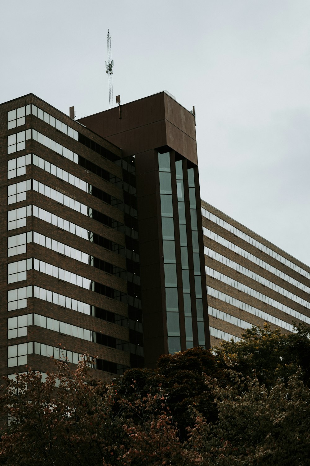 Un edificio alto con una torre