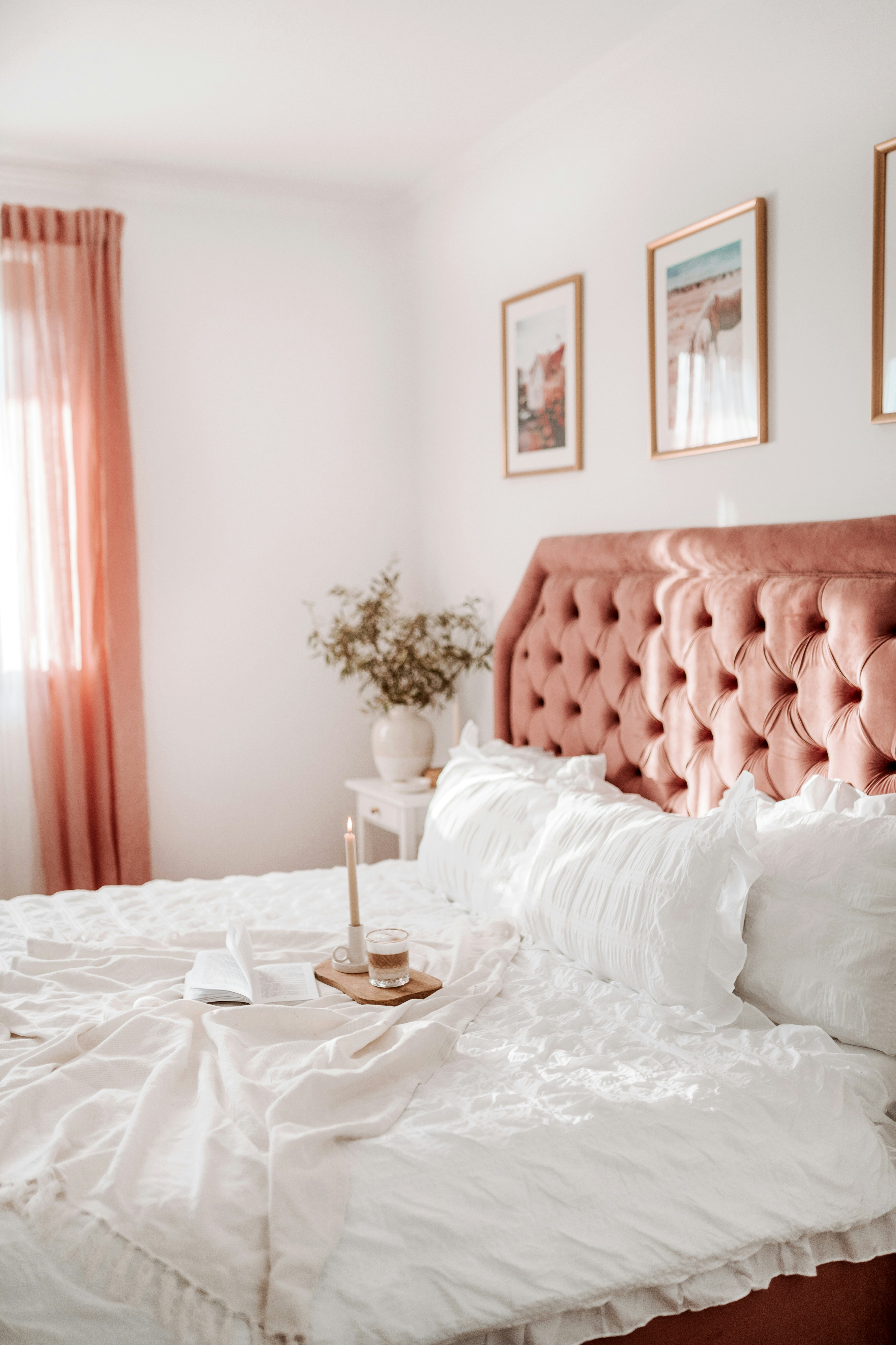 soft pastel bedroom, wallpaper, Guest Room Throw Pillows: A Complete Furnishing Guide 6