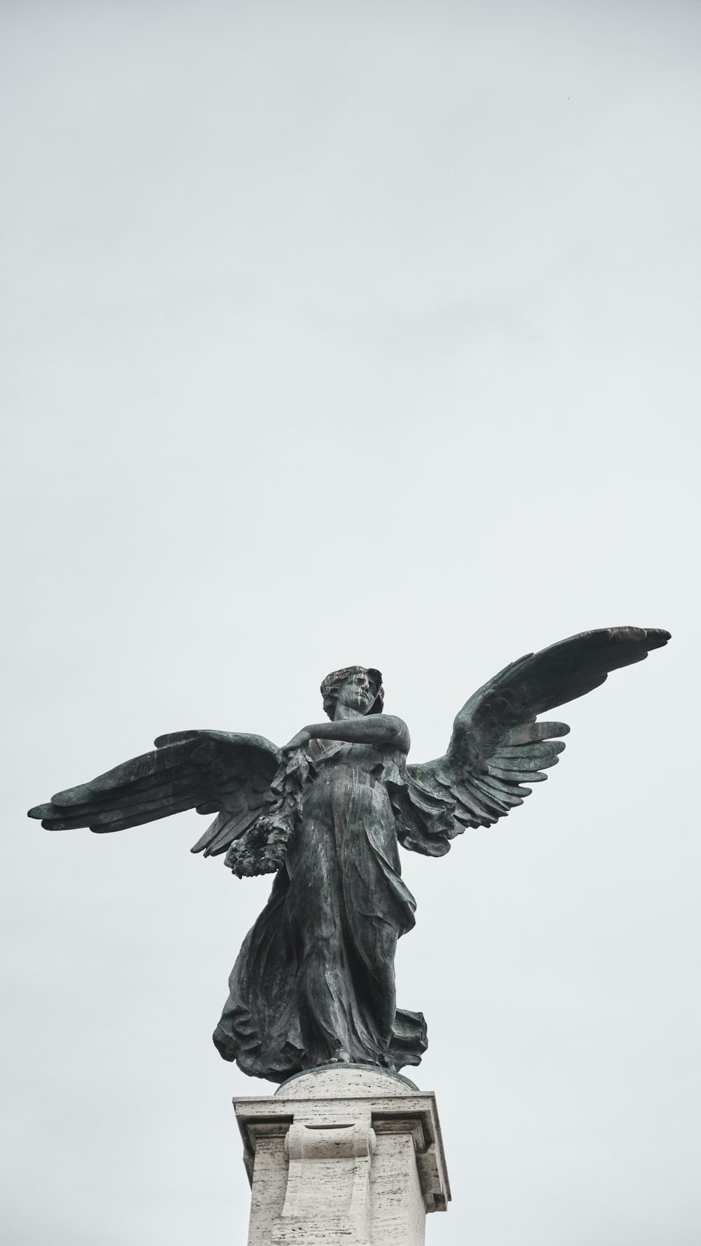 uma estátua de uma pessoa segurando um pássaro