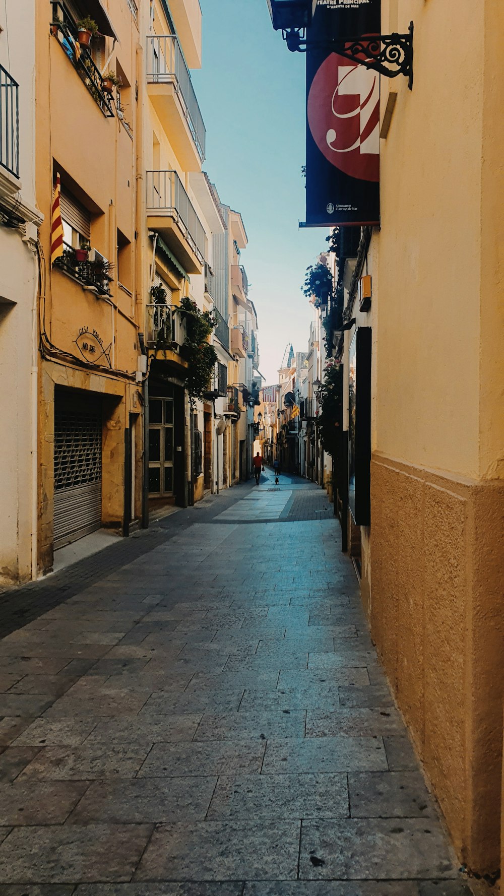 a narrow street with buildings on both sides