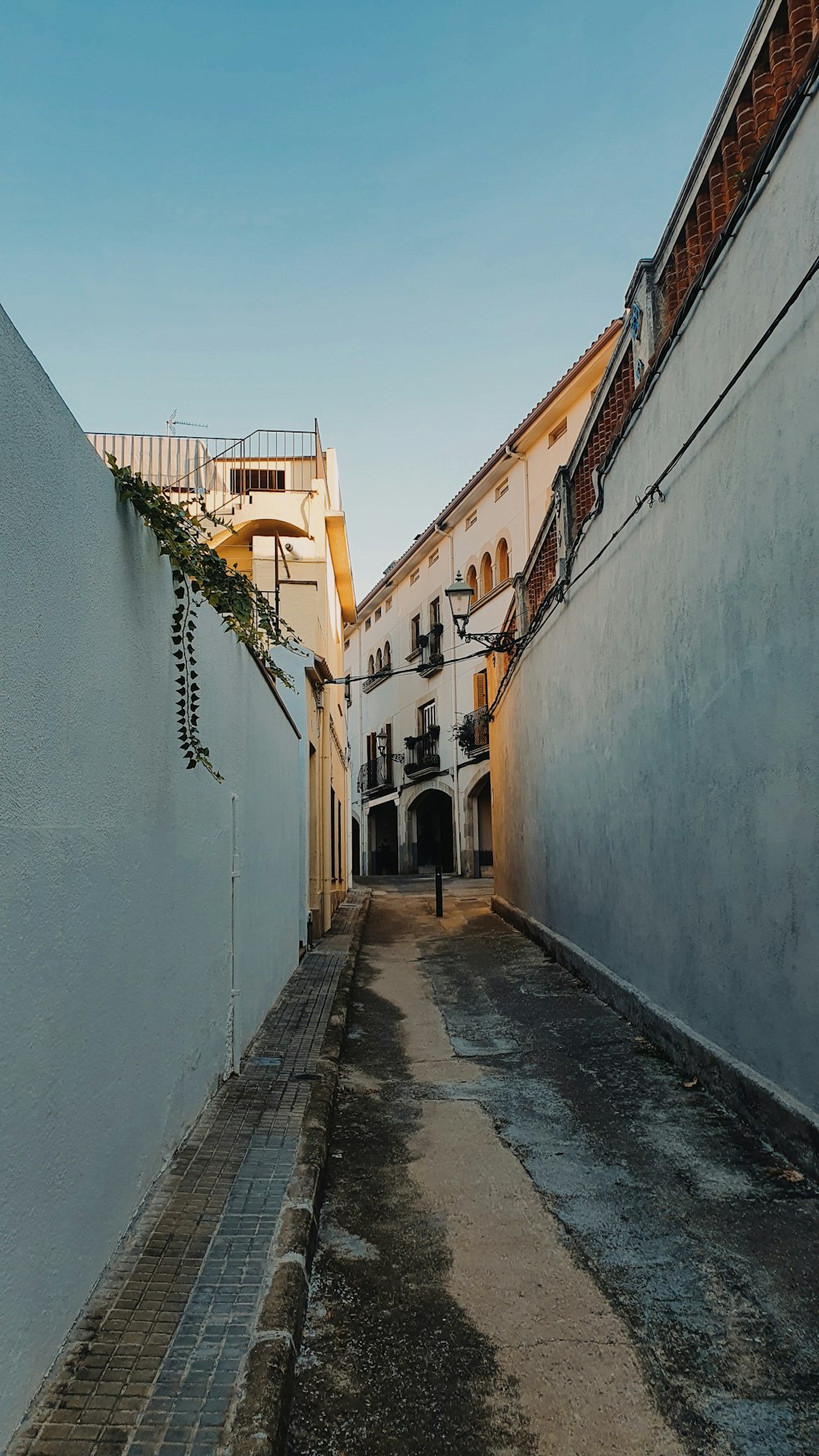 a narrow street between two buildings