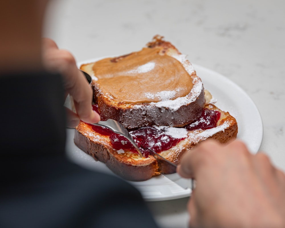 una persona comiendo un sándwich