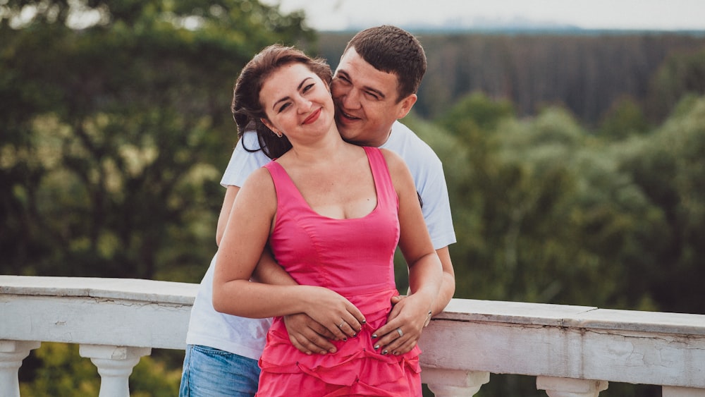 Un homme et une femme s’étreignant